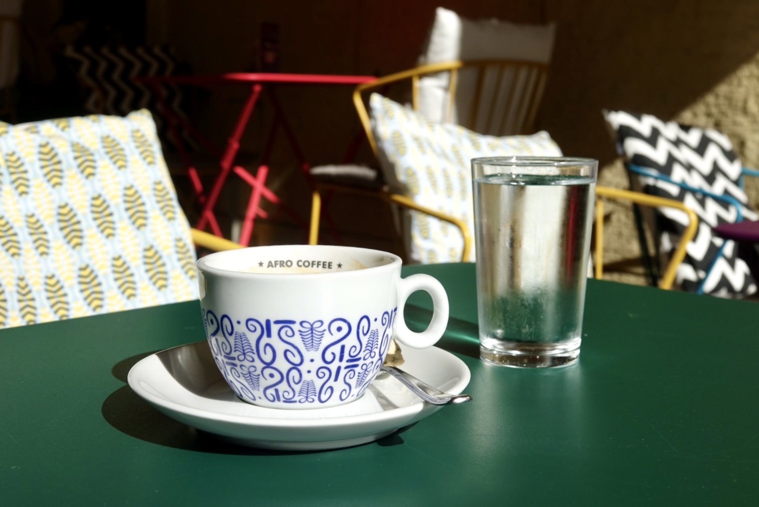 Das Glas Wasser zum Kaffee